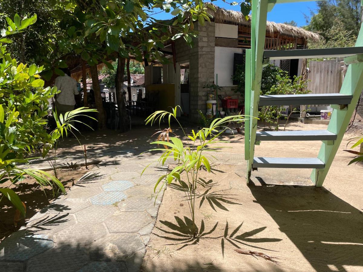Hotel Banana Surf House Arugam Bay Exterior foto